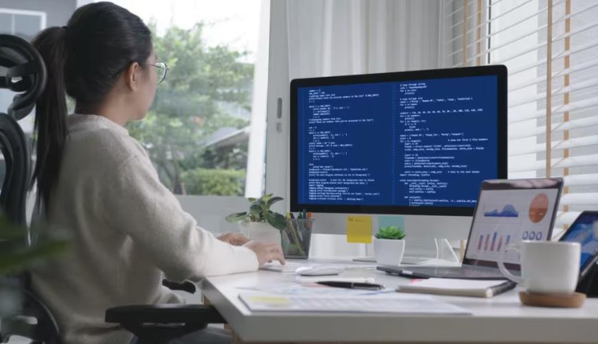 阿拉善左旗软件开发公司实战建议：网站赋能，为何必须接入支持机器人？